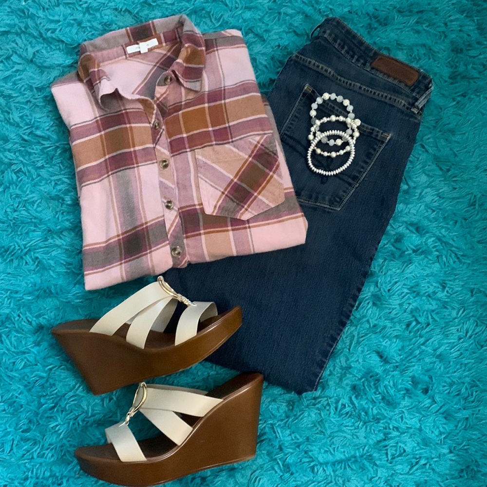 ❤️💋MAURICES plaid long sleeve shirt.  Size medium.